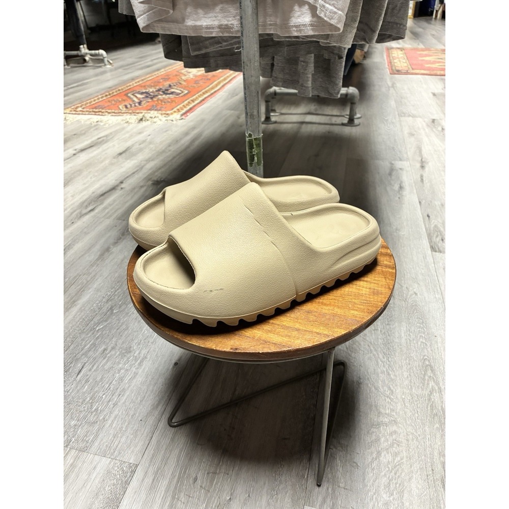 Adidas Yeezy Slides Desert Storm US Size 7 *Pre-Owned* Does Not Come With Box